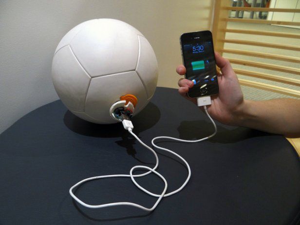 SOCCKET: piłka, która naładuje Wasz telefon, a przy okazji... lampka