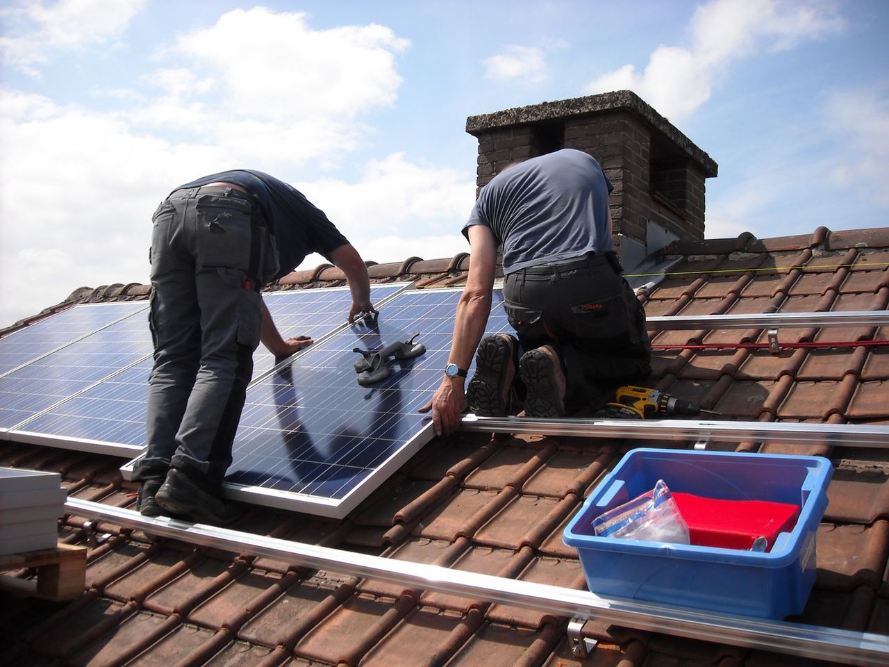 Dachy z instalacją fotowoltaiczną mogą stwarzać zagrożenie pożarowe.