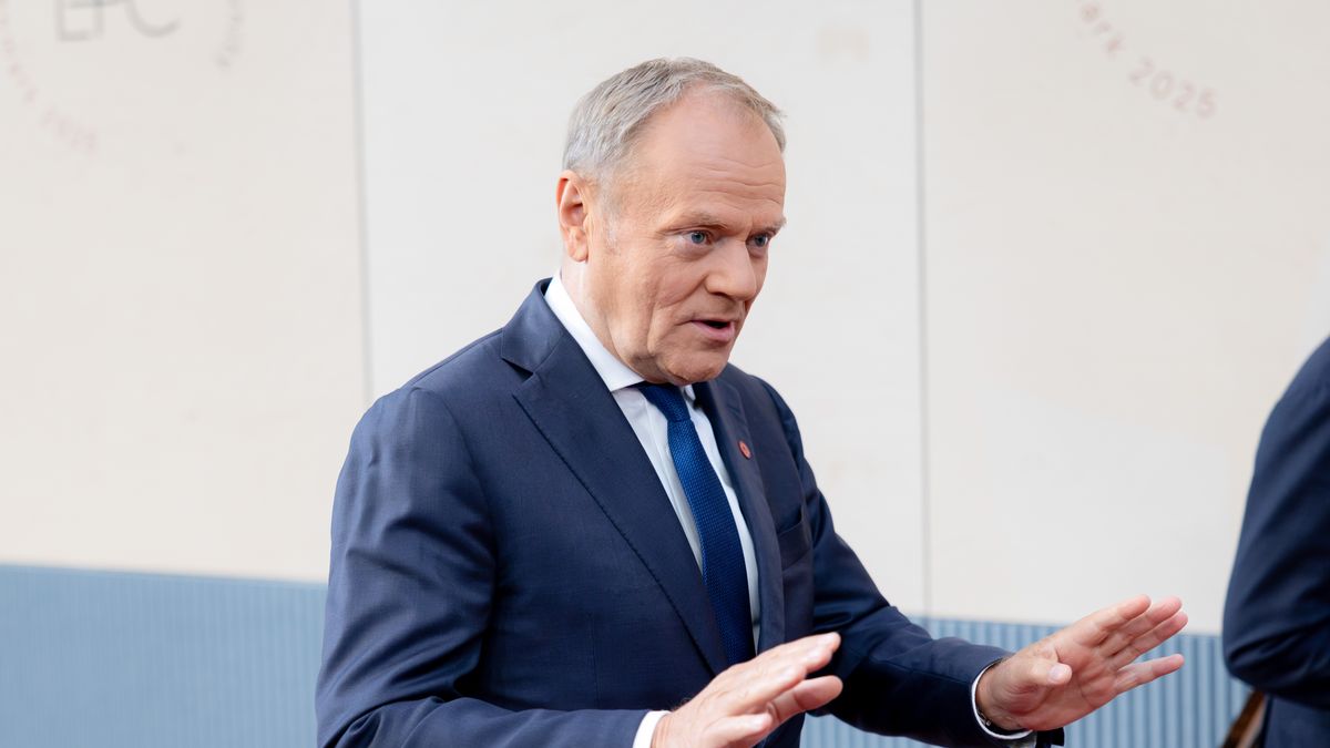 Donald Tusk, Poland's prime minister, arrives at the European Political Community (EPC) summit in Copenhagen, Denmark, on Thursday, Oct. 2, 2025. The UK will no longer automatically allow refugees granted asylum to stay indefinitely or reunite with their families, as Prime Minister Keir Starmer seeks to curb the incentives for migrants crossing the English Channel. Photographer: Nichlas Pollier/Bloomberg via Getty Images