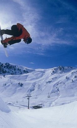 Zillertal bawi się na nartach