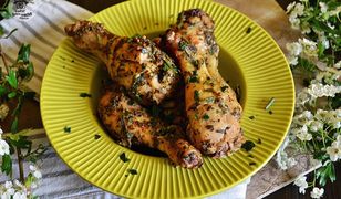 Podudzia z kurczaka po grecku. Szybki sposób na pyszny obiad