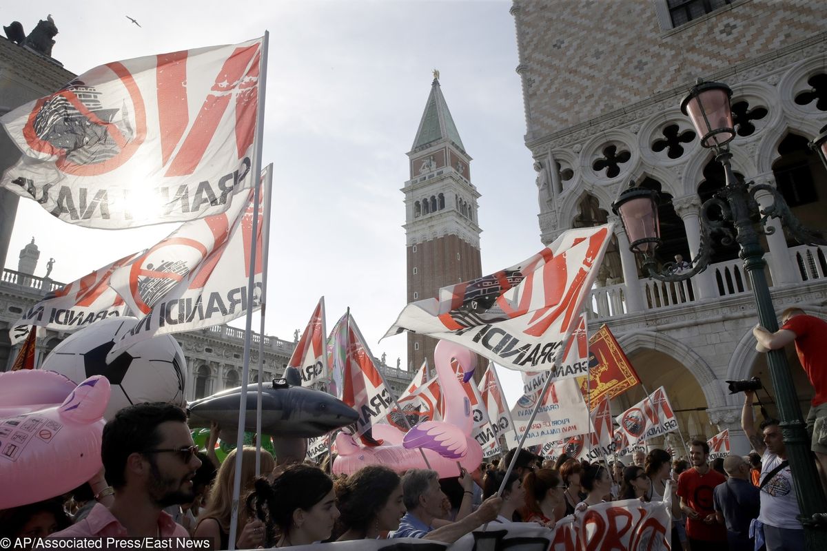 Wenecja. Protest przeciwko wielkim statkom w mieście