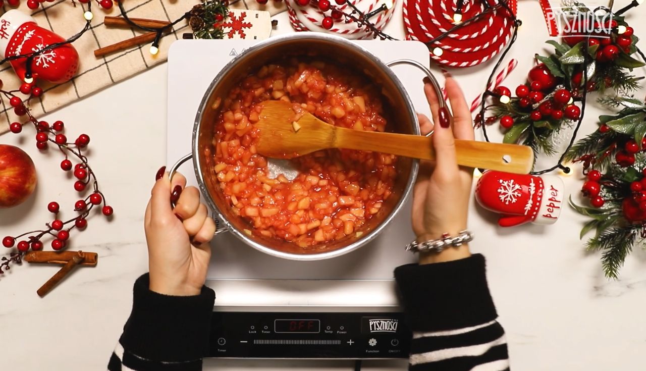 Stewed apples for honey cake