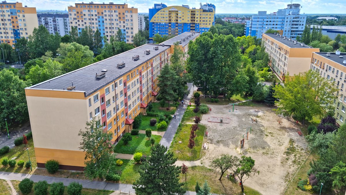 stare, blok, wielka, kolorowe, apartament, komuna, europa, wschodnie, polska, betonowe, mieszkania, budynek, dom, ul, blokowisko, szare, blokowiska, balkon, okno, antena, niebieskie, niebo, stary, komunistyczne, socjalistyczne, boom, budowlany, kredyt, hipoteka, konstrukcja, budowla, ruina, do remontu, architektura, miejski, widok, pejzaż, kamienica, inwestycja, zakup, mieszkanie, pokoje, wynajem