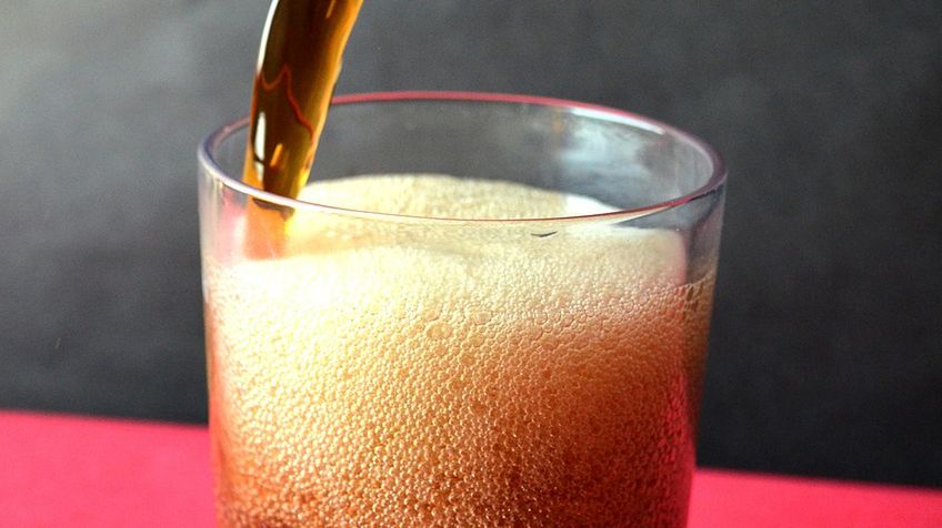 Cola o obniżonej zawartości kalorii z dodatkiem sacharynianu sodu i kofeiną