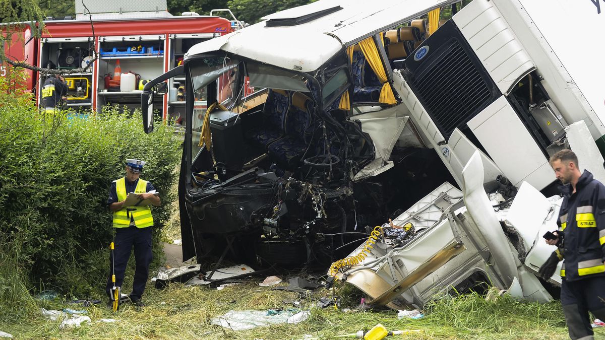 Po piątkowym wypadku w Tenczynie 34 osoby trafiły do szpitali.