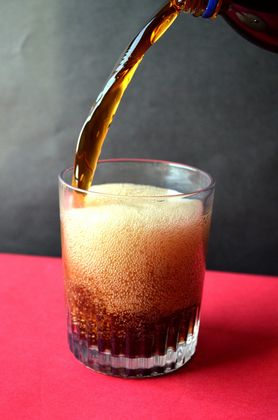 Cola o obniżonej zawartości kalorii z dodatkiem sacharynianu sodu i kofeiną