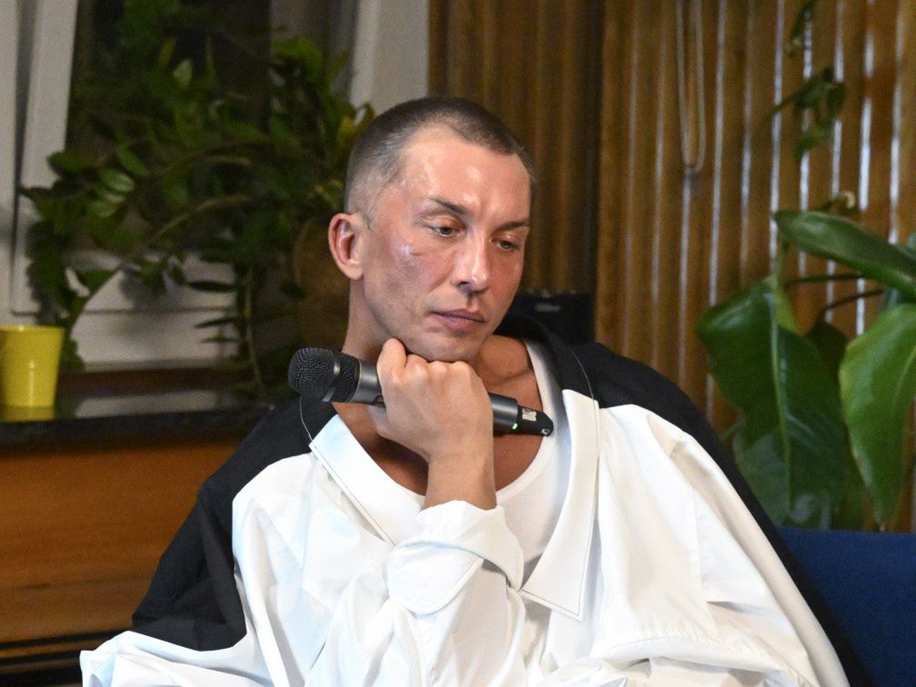 "Nie mam obowiązku wybaczyć". Relację z matką opisał jednoznacznie