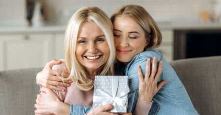 Spraw, by poczuła się wyjątkowo. Co sprezentować na Dzień Matki?