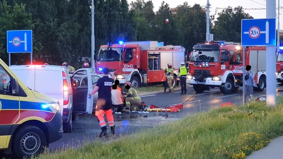 Kierowca toyoty jechał pod prąd po ul. Jana Pawła II i doprowadził do czołówki z mercedesem