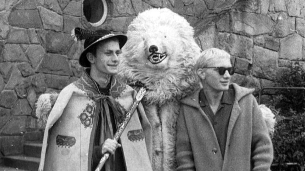 Biały miś z turystami w Tatrach Wysokich.