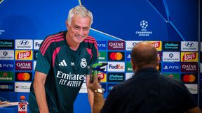 Kuriozalny moment na konferencji. Tylko spójrz, co podarował Mourinho