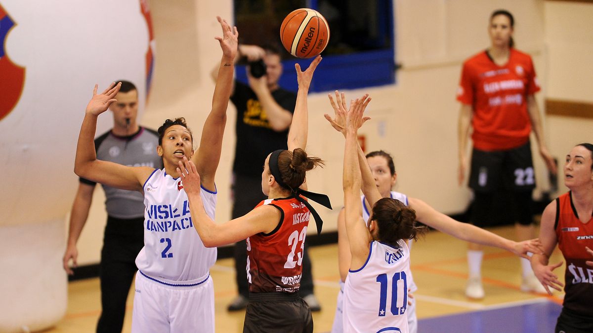 WP SportoweFakty / Krzysztof Porębski / Na zdjęciu: Mercedes Russell blokuję Marissę Kastanek