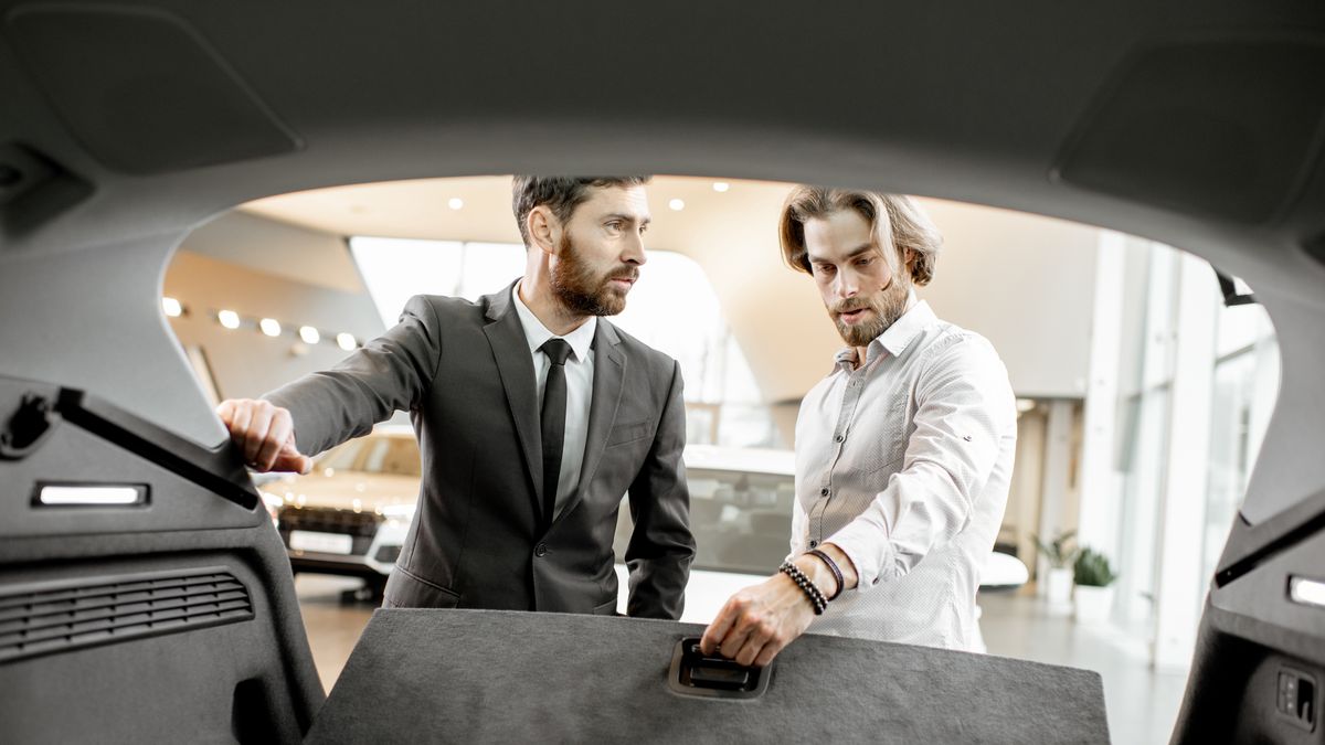 samochód salon zakup auta bagażnik