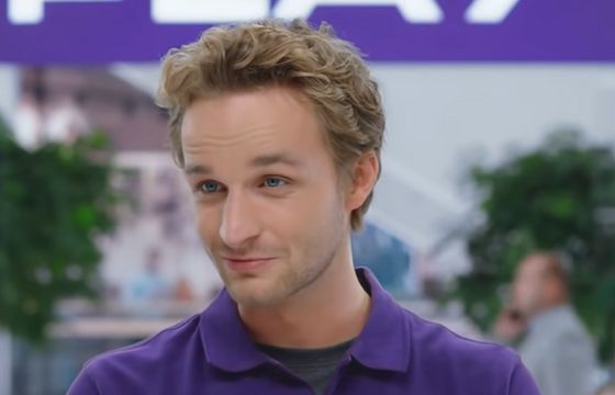 W reklamach Play nowy doradca klientów, promuje internet stacjonarny i Play Now TV (wideo)