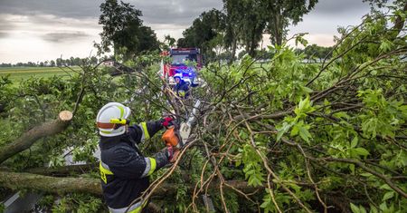 Przez Polskę przeszły nawałnice. Straty są ogromne. Ostrzeżenia IMGW przed kolejnymi burzami z gradem