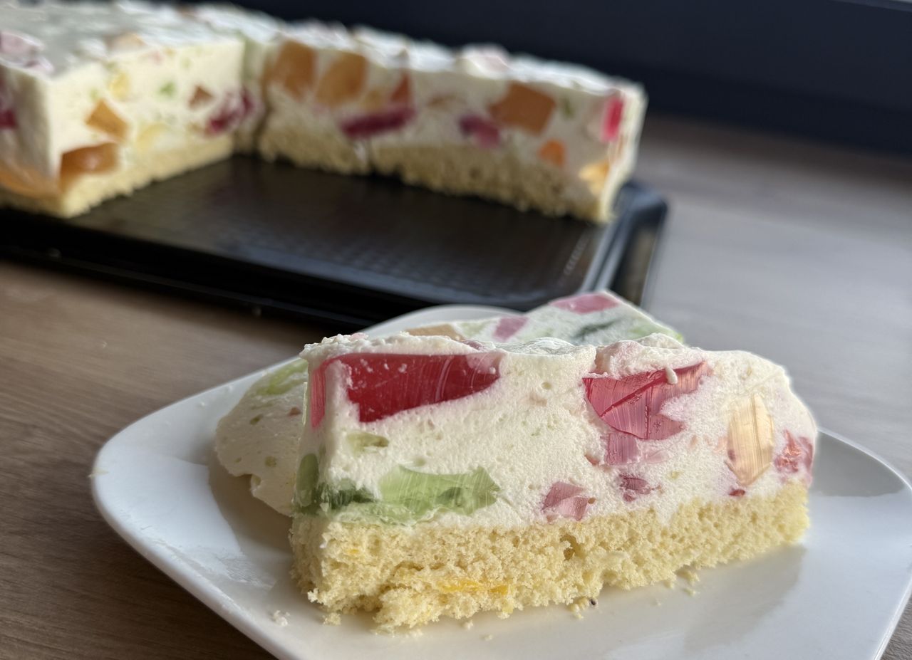 Ptasie mleczko z kolorowymi galaretkami na biszkopcie