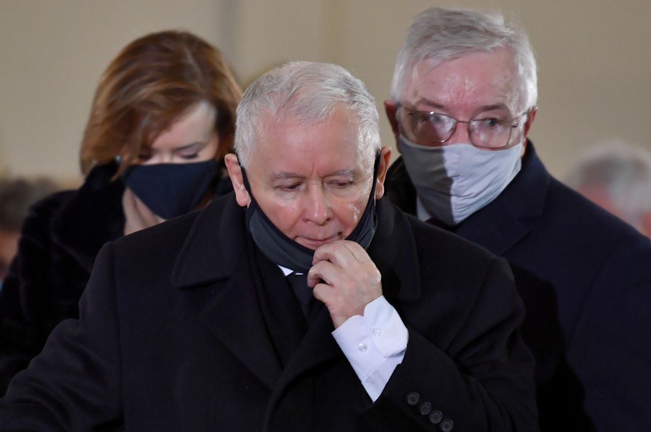 Zdaniem lokalnych działaczy, prezes PiS Jarosław Kaczyński złamał obostrzenia w kościele