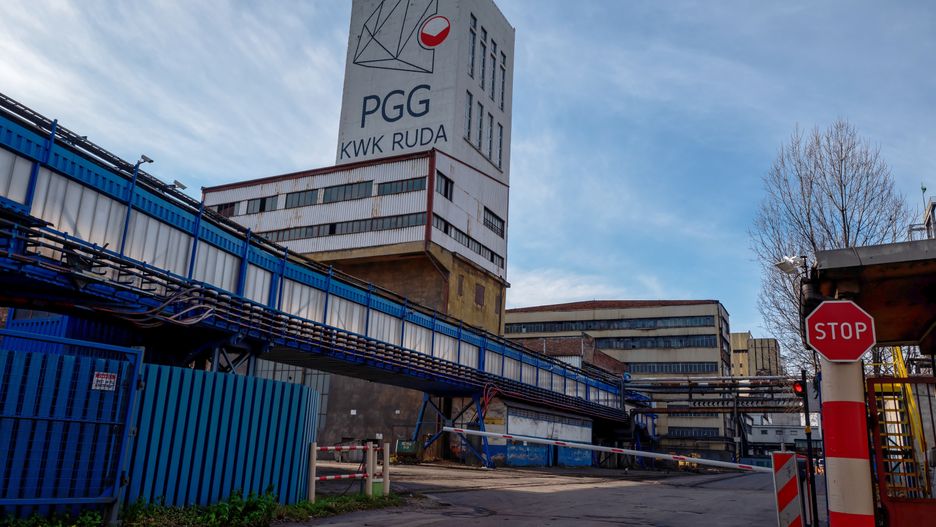 Ruda Śląska, 04.12.2021. Teren Kopalni Węgla Kamiennego Bielszowice w Rudzie Śląskiej, 4 bm. Po wstrząsie w kopalni Bielszowice w wyrobisku, w którym poszukiwani są dwaj górnicy doszło do zawału skał na odcinku kilkudziesięciu metrów. Ratownicy starają się dotrzeć do zaginionych, przebierając gruzowisko. (aldg) PAP/Hanna Bardo 
***Zdjęcie do depeszy PAP pt. CSRG: w kopalni Bielszowice doszło do zawału na odcinku kilkudziesięciu metrów***