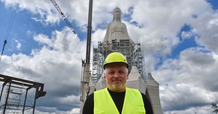 Finisz budowy gigantycznego posągu Matki Boskiej. Ma 55 metrów