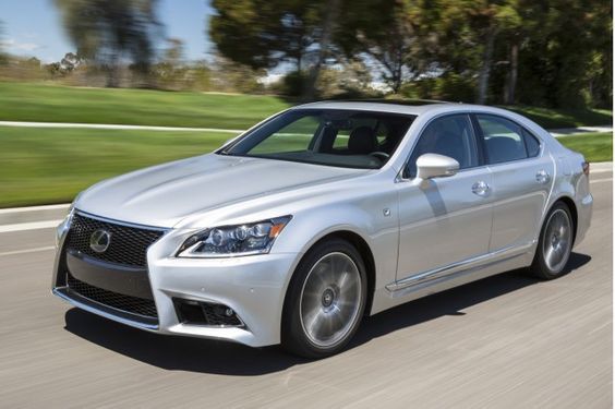 Auta Angeliny Jolie - Lexus LS 460 F z 2013 roku