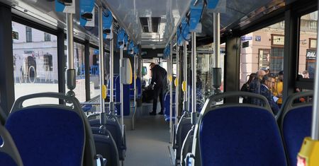 Napadł ją w autobusie, próbował wydłubać oczy