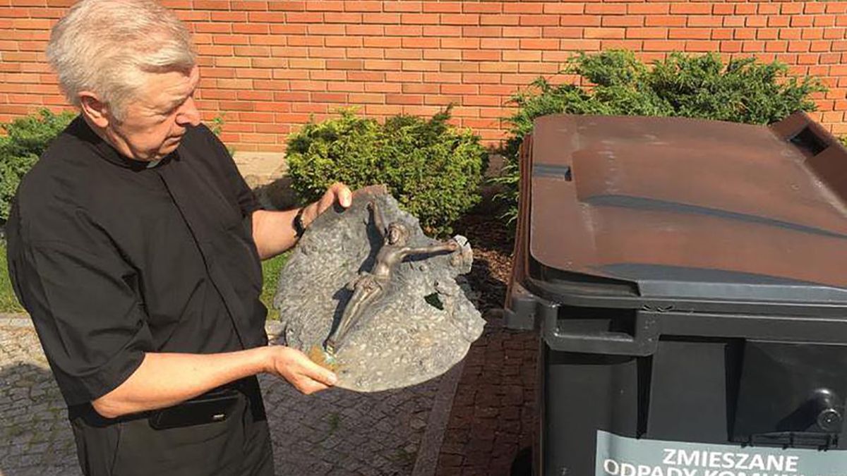 Figurka Jezusa odnalazła się w śmietniku