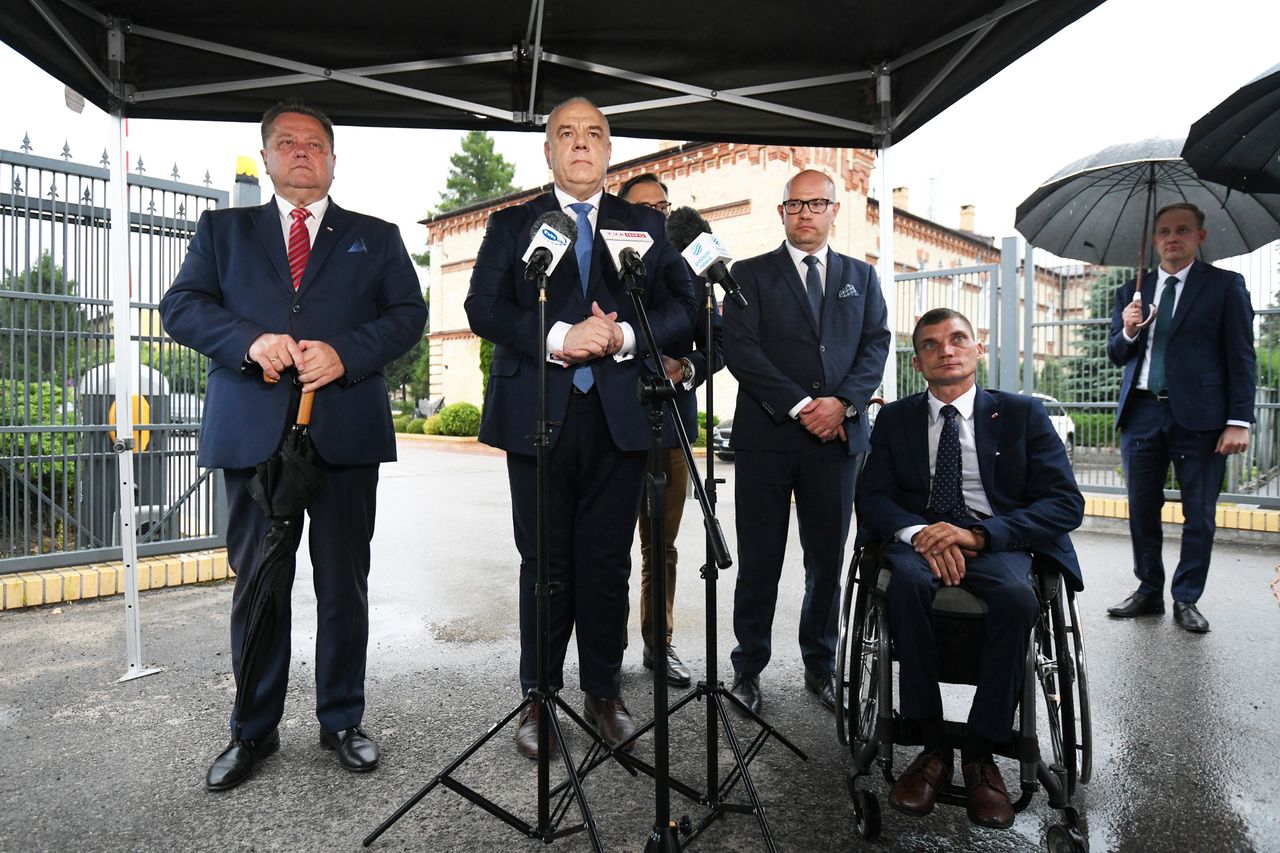 Na zdjęciu od lewej: poseł PiS Jarosław Zieliński, minister aktywów państwowych Jacek Sasin, marszałek województwa podlaskiego Artur Kosicki i wiceprezes Fundacji Megafon Tomasz Piesiecki podczas konferencji prasowej w 14. Pułku Przeciwpancernym im. J. Piłsudskiego w Suwałkach