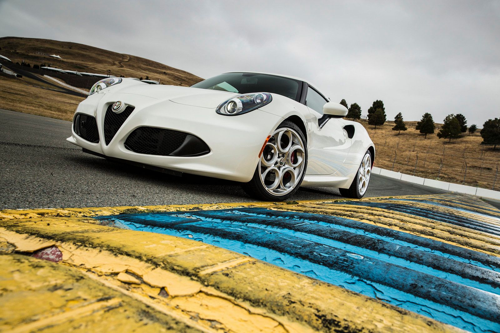 Alfa Romeo 4C w wersji na rynek amerykański w obszernej galerii zdjęć 11