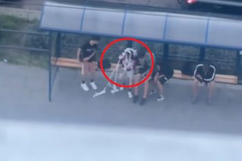 13-latek owinięty papierem. Bulwersujące sceny na przystanku w Bydgoszczy