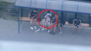 13-latek owinięty papierem. Bulwersujące sceny na przystanku w Bydgoszczy