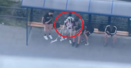 13-latek owinięty papierem. Bulwersujące sceny na przystanku w Bydgoszczy