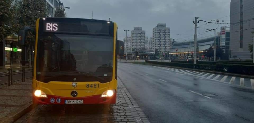 Wrocław. Ul. Krzywoustego z buspasem. Kierowcy nie stracą żadnego pasa jezdni