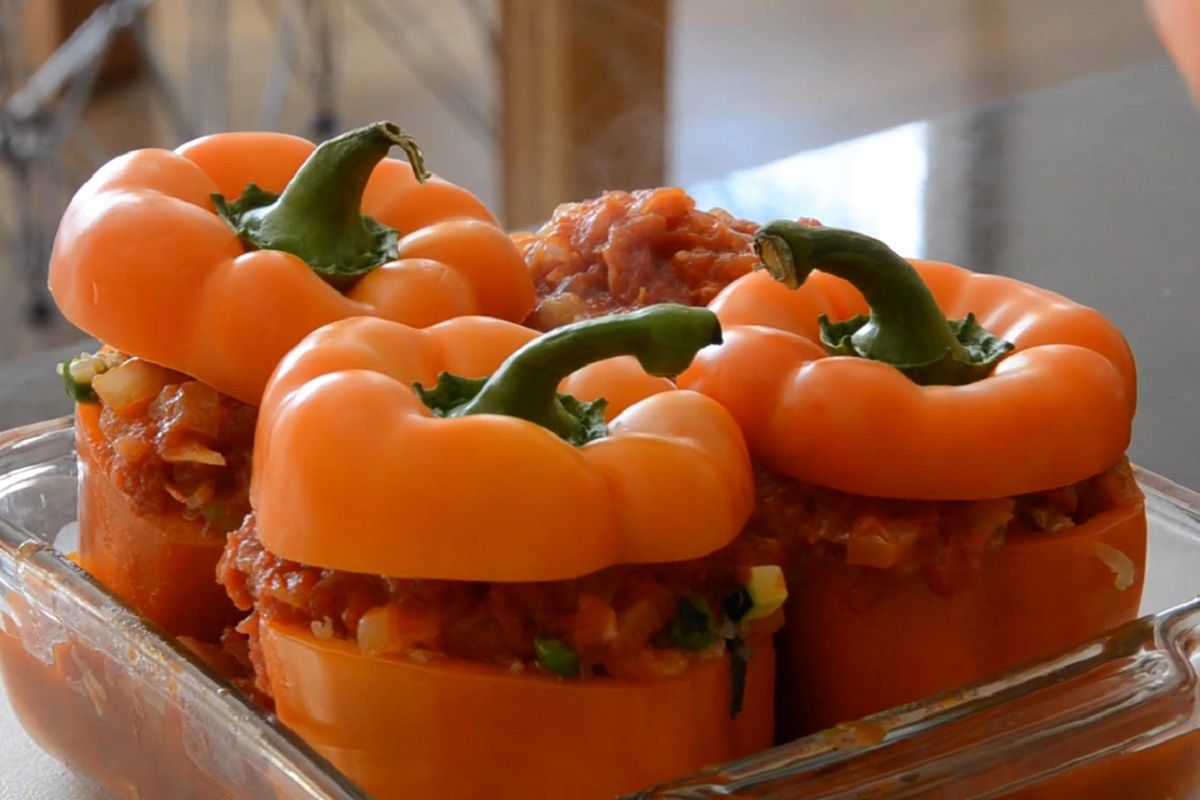 Faszerowane papryki w sosie pomidorowym to dobry pomysł na szybki i zdrowy obiad. 