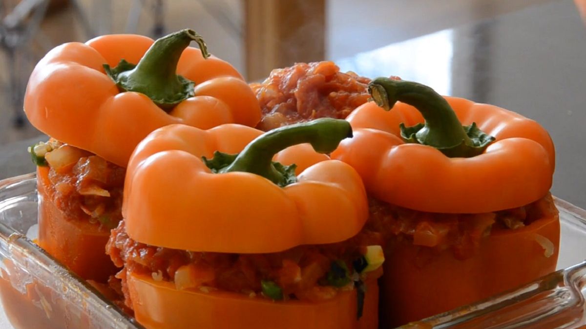 Faszerowane papryki w sosie pomidorowym to dobry pomysł na szybki i zdrowy obiad. 