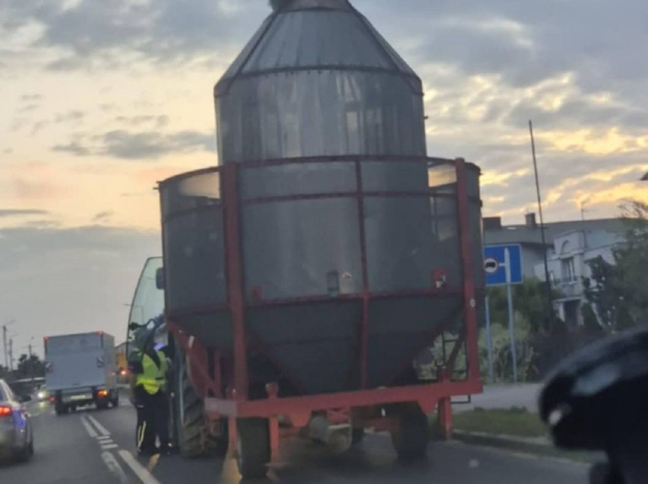 Kompletny brak wyobraźni u rolnika. Przewoził suszarnię i uszkodził linie