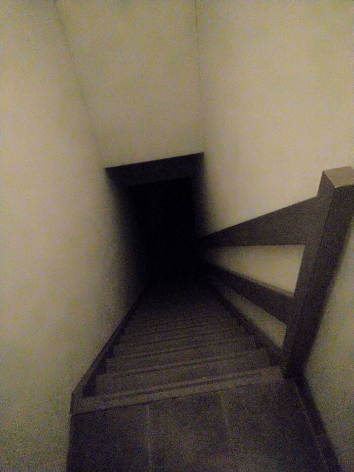 Tymi schodami jeden z użytkowników musi codziennie schodzić, by wyjść z pracy. Wyglądają jak z horroru.
