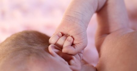 Dziś odbędzie się sekcja zwłok noworodka znalezionego w tekturowym pudełku. Matce grozi DOŻYWOCIE