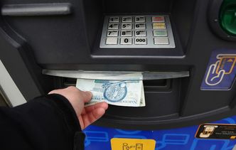 NBP: w Polsce maleje liczba bankomatów. Wolimy karty, niż gotówkę
