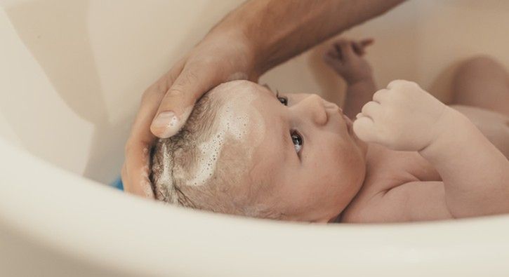 kąpiel niemowlęcia