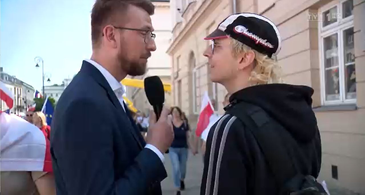 Reporter TVP bez charakterystycznej "kostki" telewizji