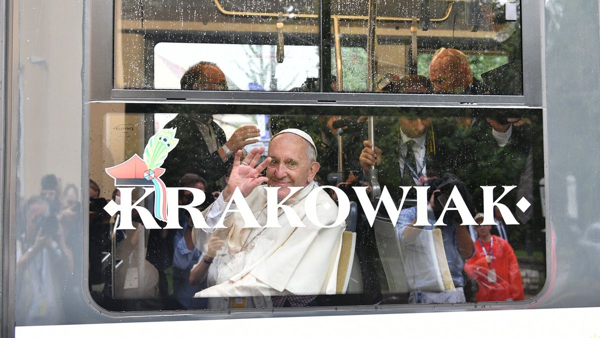Papież Franciszek w tramwaju "Krakowiak" podczas Światowych Dni Młodzieży w lipcu 2016 r.