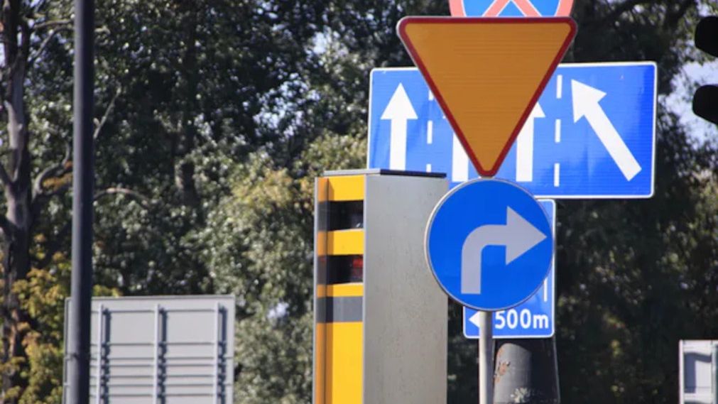 Gąszcz znaków drogowych