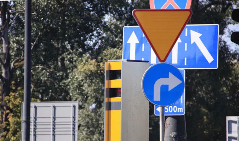 Miażdżący raport o drogach. Znaków jest za dużo i wprowadzają w błąd