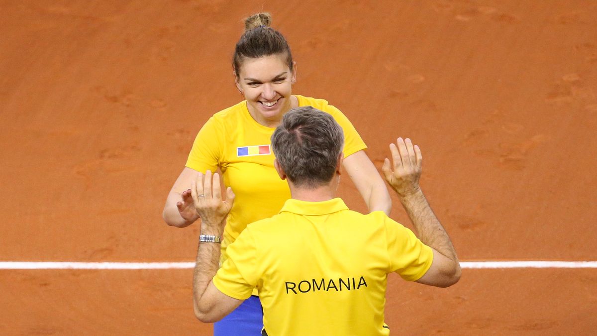 Simona Halep cieszy się ze zwycięstwa z kapitanem Florinem Segarceanu