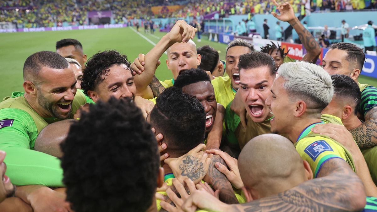 PAP/EPA / Tolga Bozoglu  / Na zdjęciu: piłkarze reprezentacji Brazylii