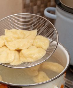 Wrzucasz pierogi na wrzątek? Triki na idealne ciasto pierogowe