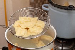 Wrzucasz pierogi na wrzątek? Triki na idealne ciasto pierogowe