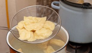 Wrzucasz pierogi na wrzątek? Triki na idealne ciasto pierogowe
