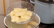 Wrzucasz pierogi na wrzątek? Triki na idealne ciasto pierogowe
